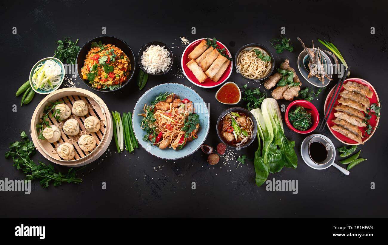 Comida China variada sobre fondo oscuro. Concepto de comida asiática. Vista superior Foto de stock
