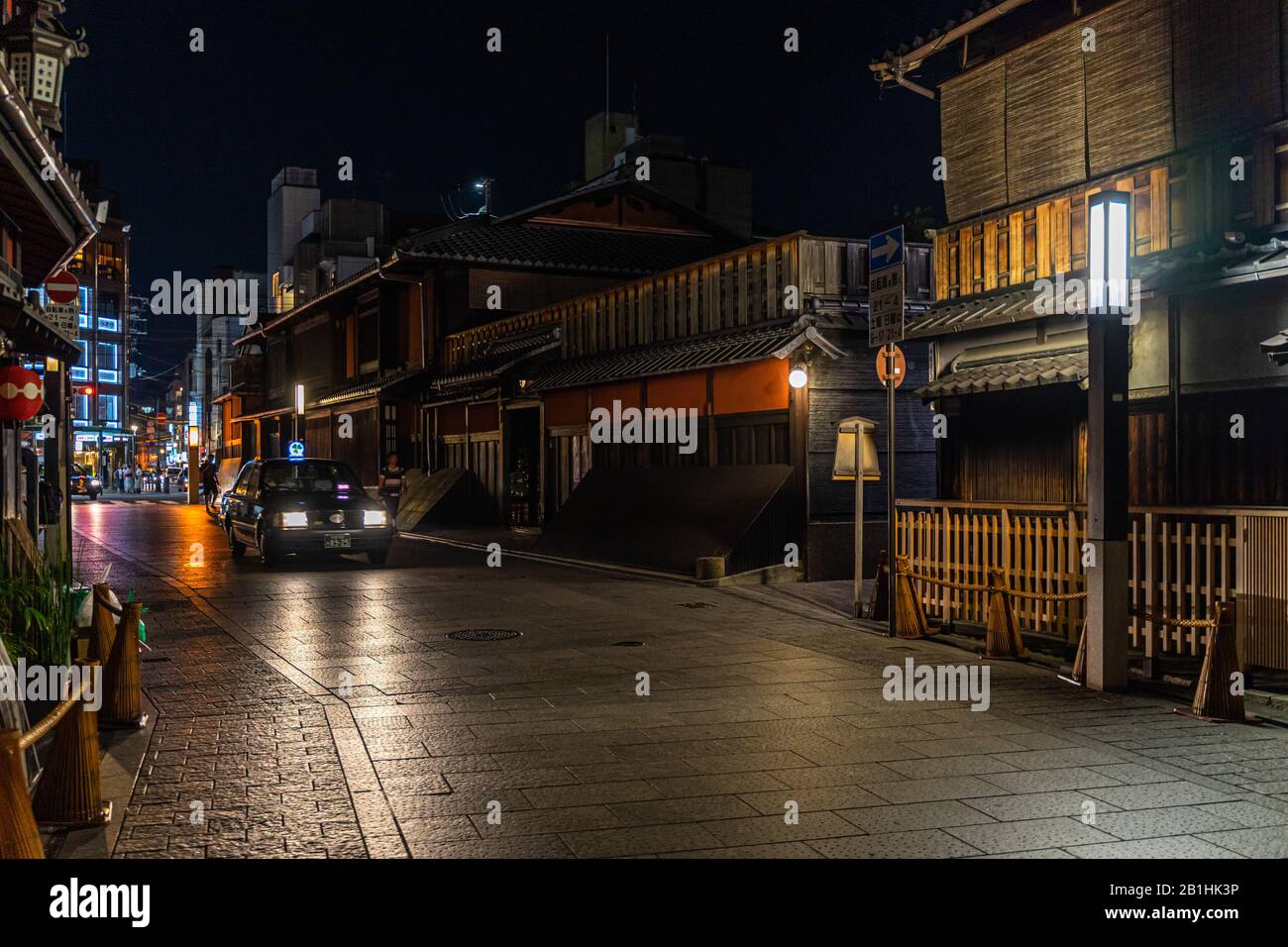 Kioto, Japón, 16 de agosto de 2019: Vista nocturna de la esquina de Gion, el distrito geisha más famoso de Kioto Foto de stock