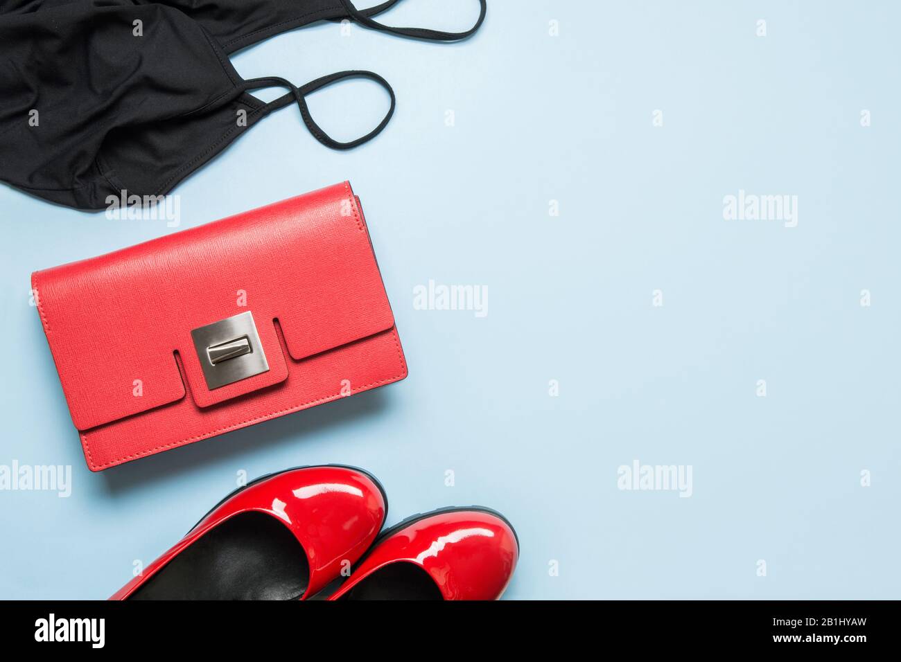 Elegante vestido negro pequeño y accesorios rojos clásicos para una fecha  especial. Plano, vista superior. Espacio de copia Fotografía de stock -  Alamy