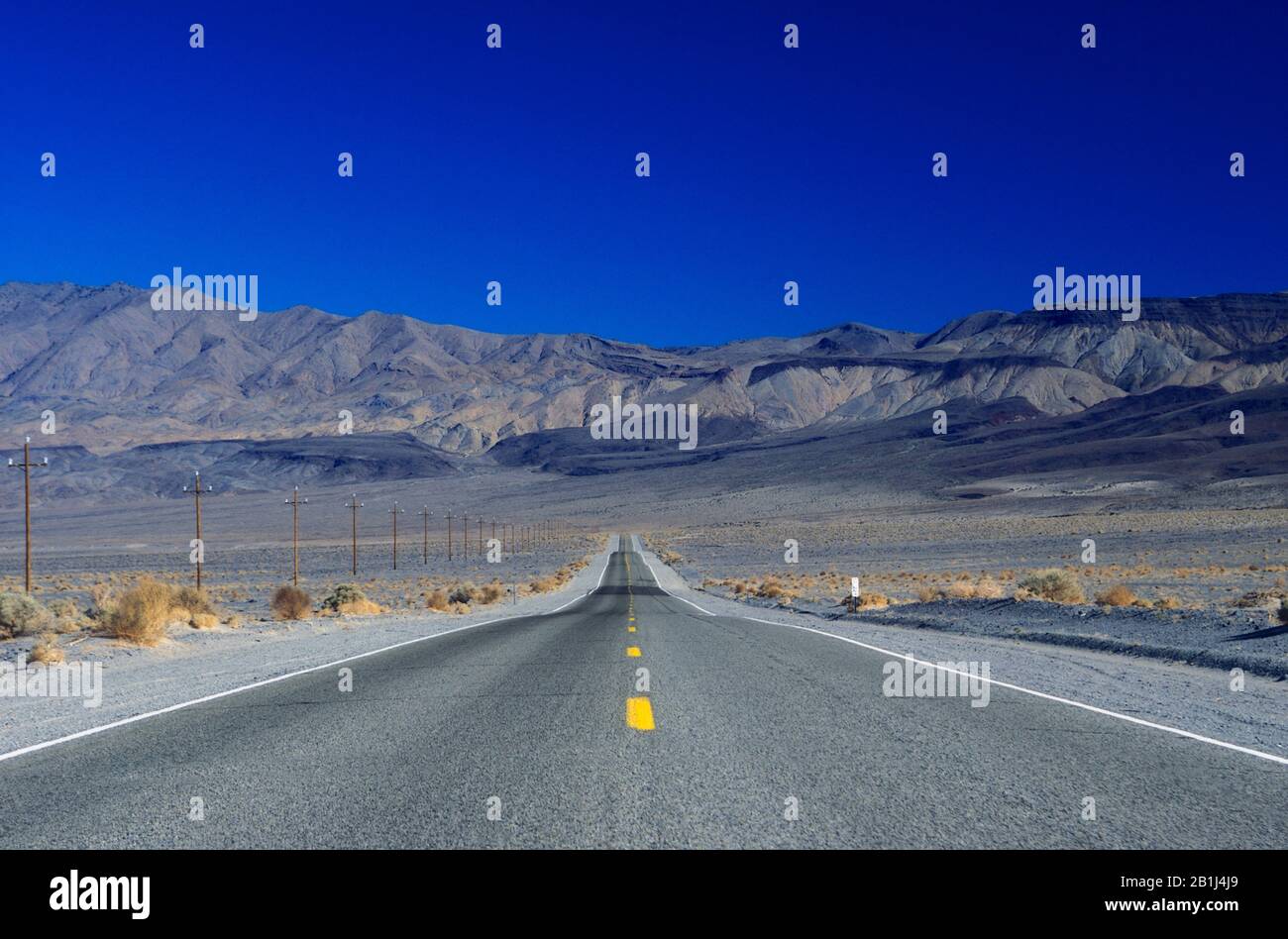 Carretera en el desierto de Mojave California EE.UU. Foto de stock