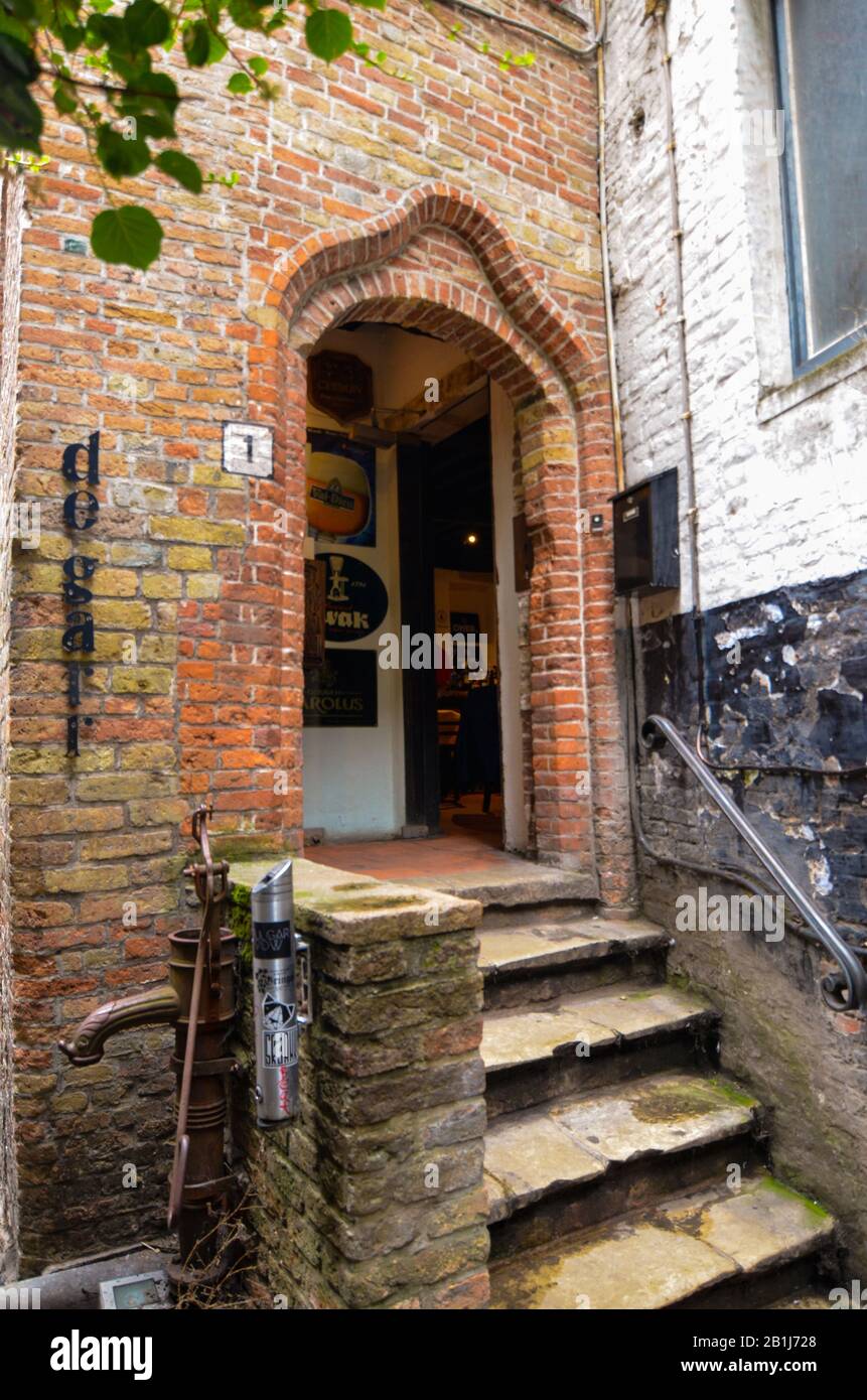Brujas, flandes, Bélgica. Agosto De 2019. La entrada a la histórica cervecería de garre. Seis pasos conducen al umbral: La pared de ladrillo rojo y la aplicación Foto de stock