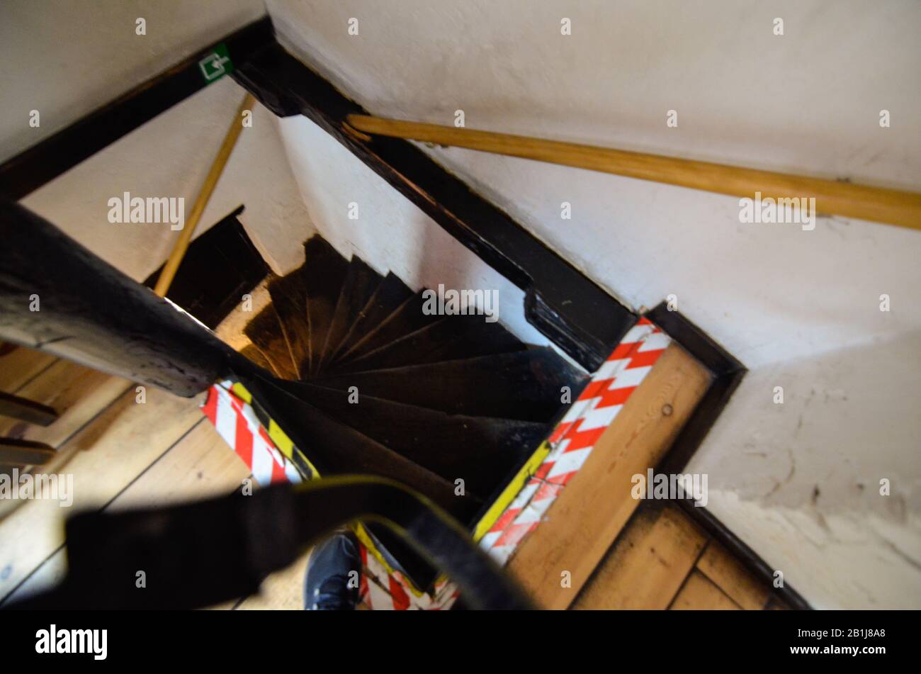 Brujas, flandes, Bélgica. Agosto De 2019. Interior de la histórica cervecería de garre. Una empinada escalera conduce al piso superior, escalones de madera oscura. Foto de stock