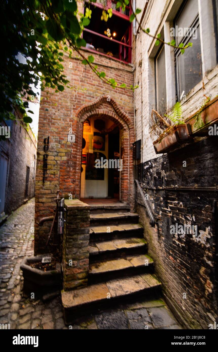 Brujas, flandes, Bélgica. Agosto De 2019. La entrada a la histórica cervecería de garre. Seis pasos conducen al umbral: La pared de ladrillo rojo y la aplicación Foto de stock