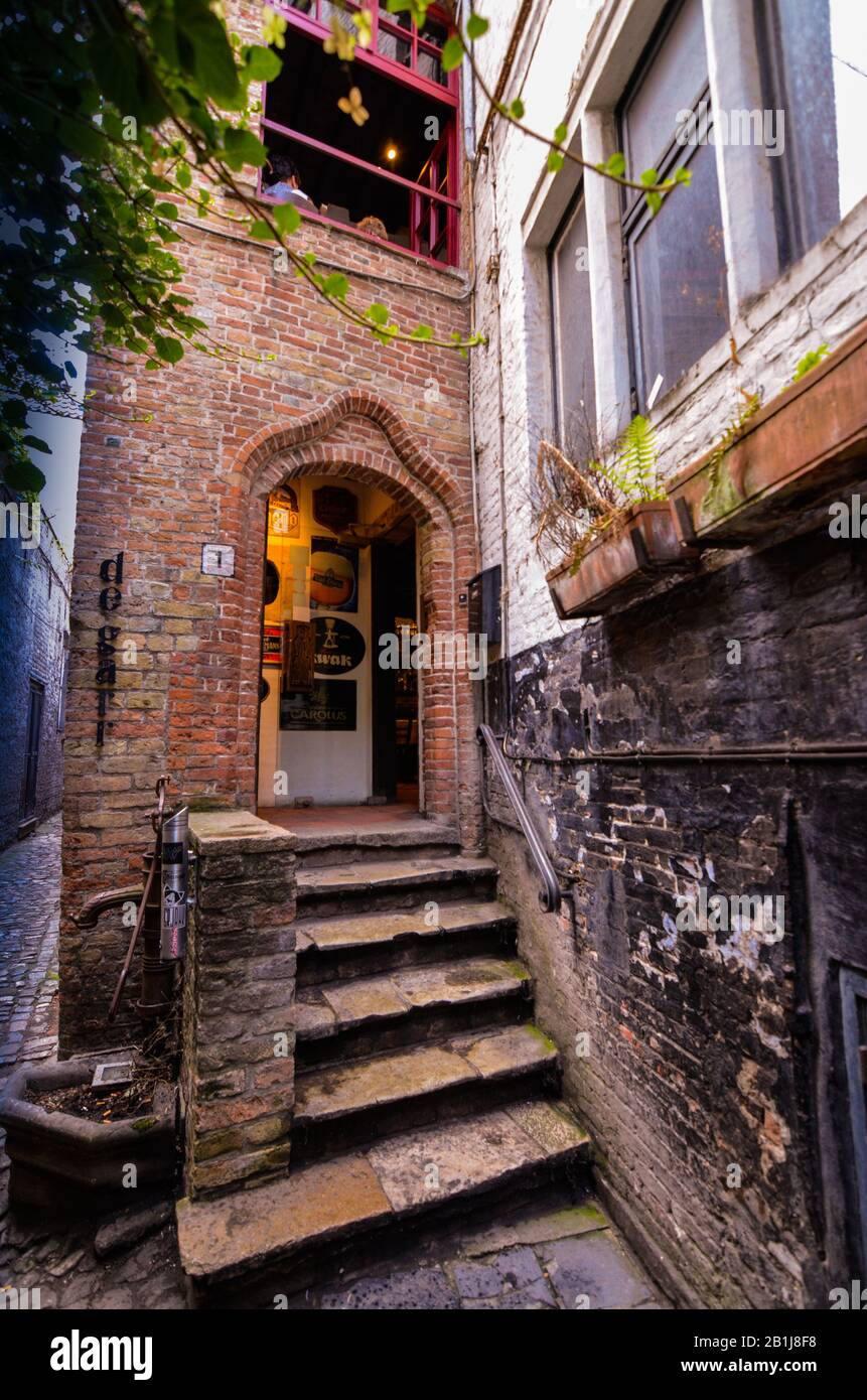 Brujas, flandes, Bélgica. Agosto De 2019. La entrada a la histórica cervecería de garre. Seis pasos conducen al umbral: La pared de ladrillo rojo y la aplicación Foto de stock