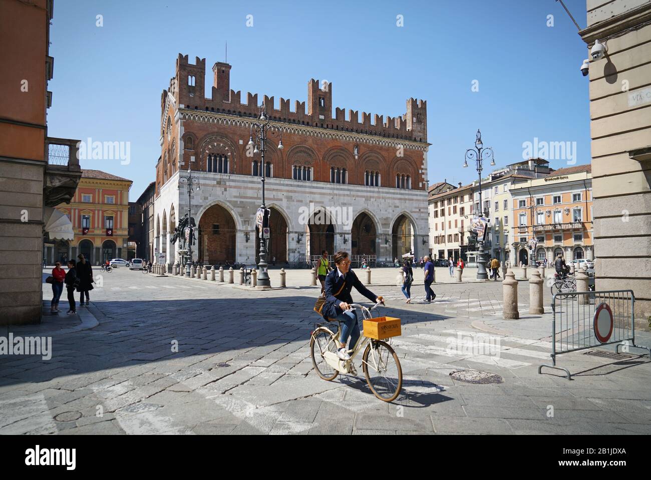 El centro histórico de Piacenza, sin coche, cuenta con numerosas bicicletas y peatones. Piacenza, Italia - abril 2019 Foto de stock