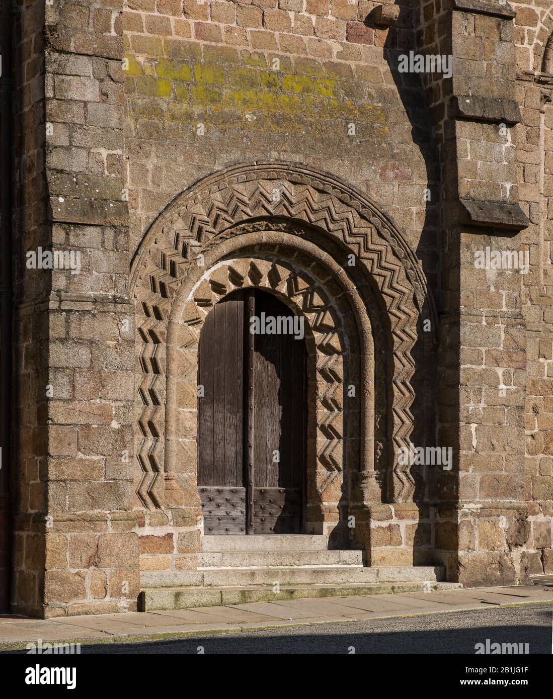 Mortain, Südportal Der Abteikirche. Stiftskirche St-Evroult romanisches Süddportal mit Zackenfries 12 Jh Foto de stock