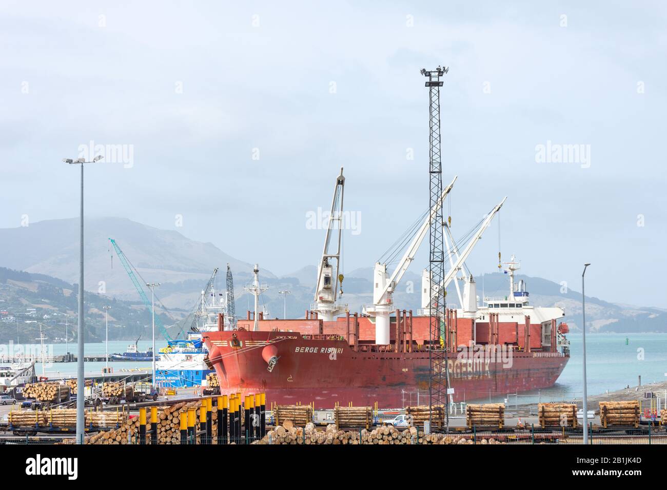 El buque carguero 'Berge Rishiri' atracó en Lyttelton, puerto de Lyttelton, península de Banks, región de Canterbury, Nueva Zelanda Foto de stock
