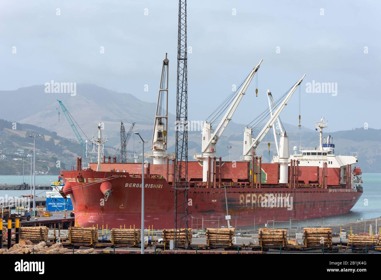 El buque carguero 'Berge Rishiri' atracó en Lyttelton, puerto de Lyttelton, península de Banks, región de Canterbury, Nueva Zelanda Foto de stock