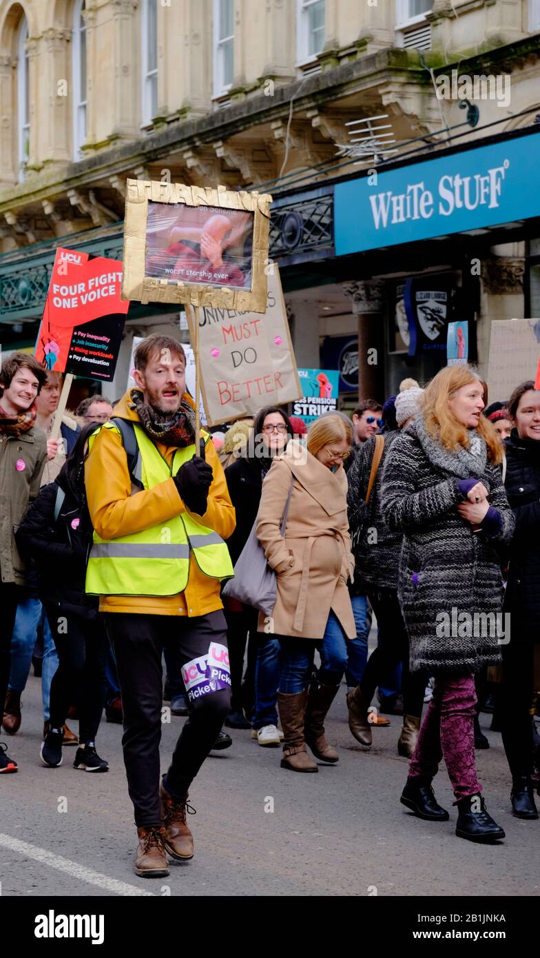 Bristol, Reino Unido. 26 de febrero de 2020. La huelga de profesores de la Universidad y la Unión Universitaria (UCU) contó con el apoyo de estudiantes y otros grupos locales. Los profesores universitarios han iniciado una serie de huelgas en protesta por los cambios en su régimen de pensiones y sus condiciones de trabajo. Un grupo se reunió fuera de las salas Victoria, y después de discursos y protestas, el rally pasó pacíficamente por Park Street y se dispersó en College Green. Crédito: Sr. Standfast/Alamy Live News Foto de stock