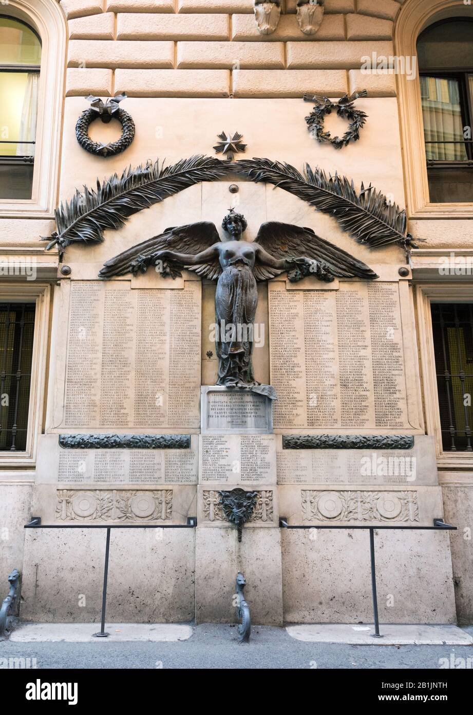 Primer memorial de la Guerra Mundial a los trabajadores Postales italianos en Via del Seminario, Roma, Italia Foto de stock