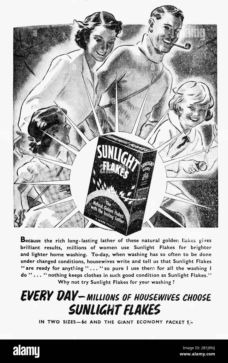 Un típico anuncio de periódico británico de la década de 1940, utilizando la familia nuclear típica para vender productos de lavado de ropa Foto de stock