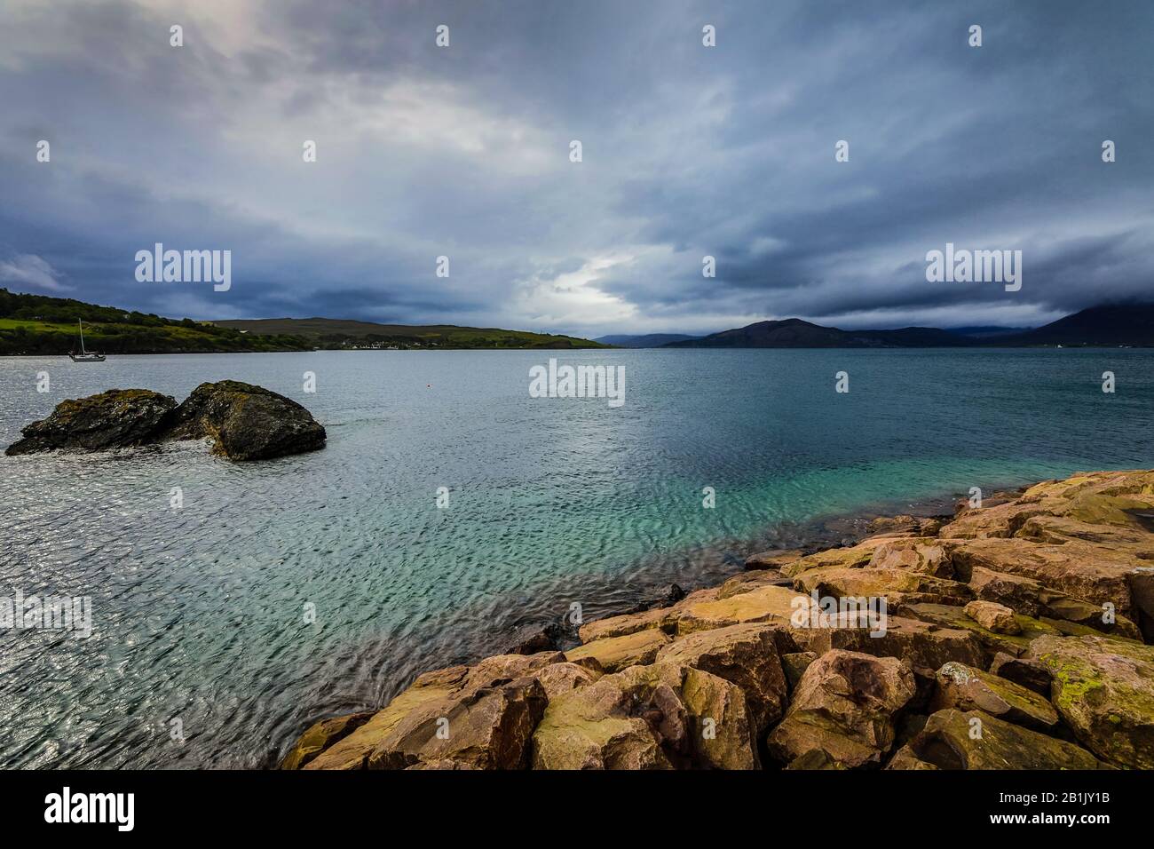 Olas rompiendo en acantilados costeros de Escocia Foto de stock