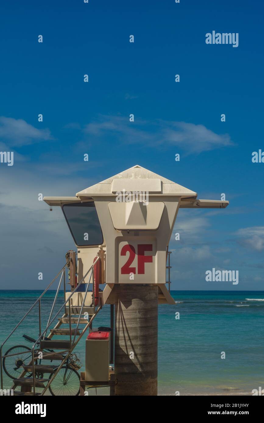 Estación de salvavidas en Waikiki, Hawai, Con el Océano Turquesa en el fondo Foto de stock