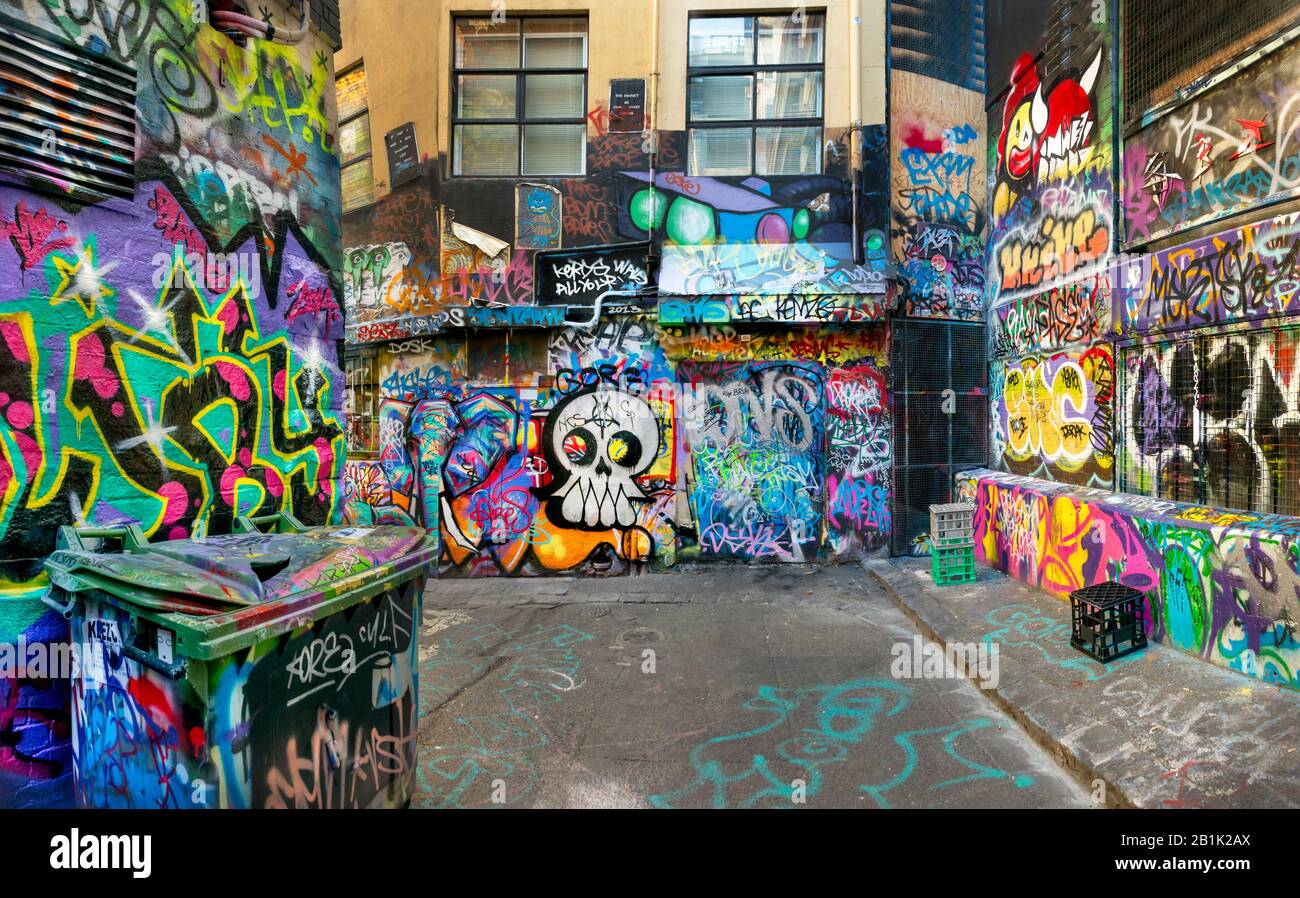 Camino de fondo calle agrungy llena de graffiti y marcas, Hosier Street, Melbourne Lanes, Melbourne, Victoria, Australia Foto de stock