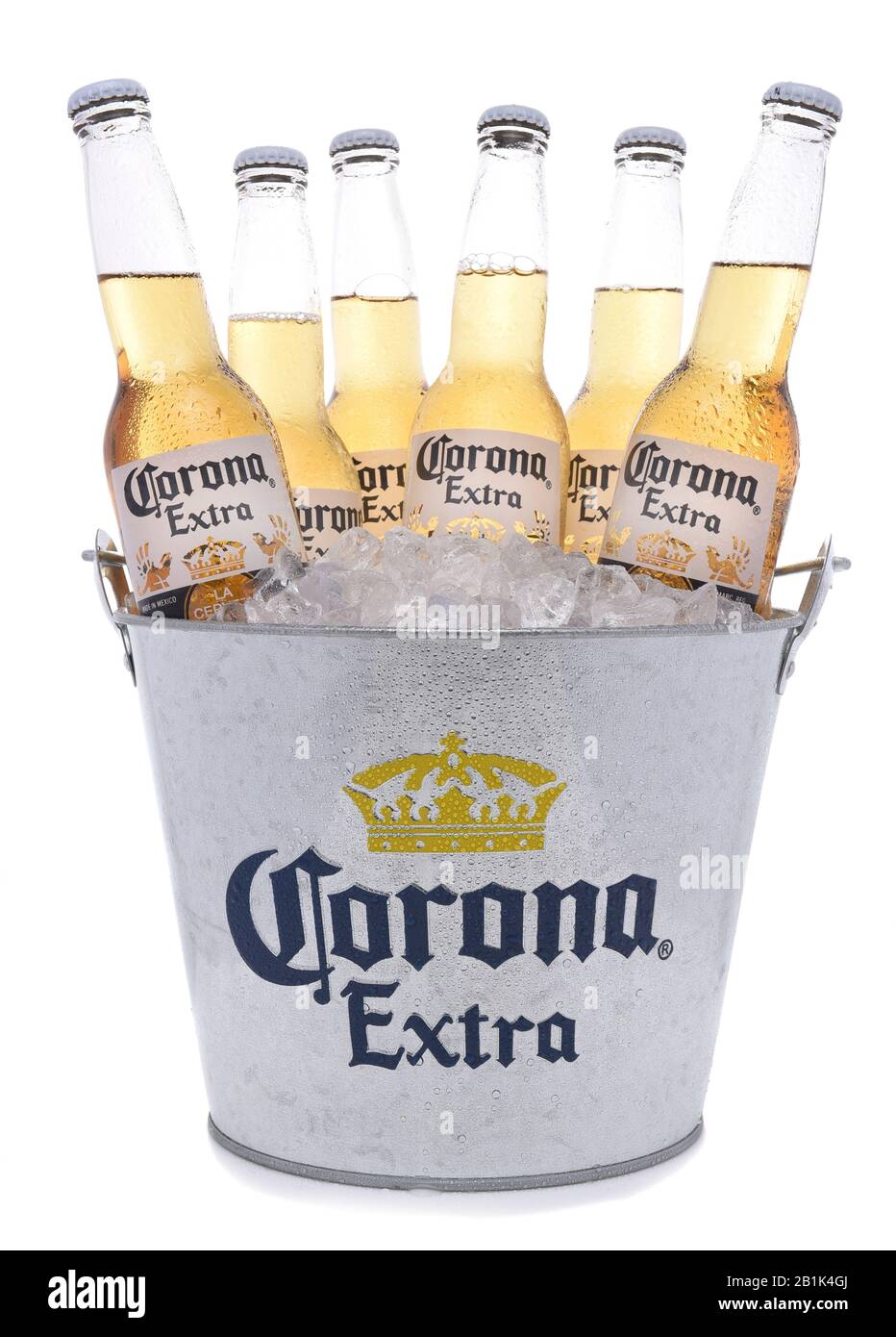 Irvine, CALIFORNIA -27 DE NOVIEMBRE de 2017: Cubo de botellas de cerveza extra Corona. Corona es la cerveza importada más popular en los Estados Unidos. Foto de stock