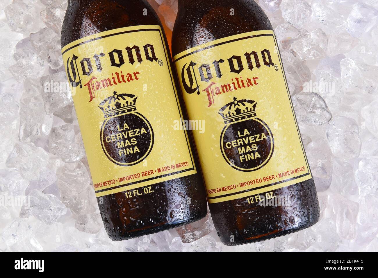 Irvine, CALIFORNIA - 21 DE MARZO de 2018: Dos botellas De cerveza Corona  Familiares sobre hielo. Sabores familiares como Corona Extra, pero con un  sabor más rico Fotografía de stock - Alamy