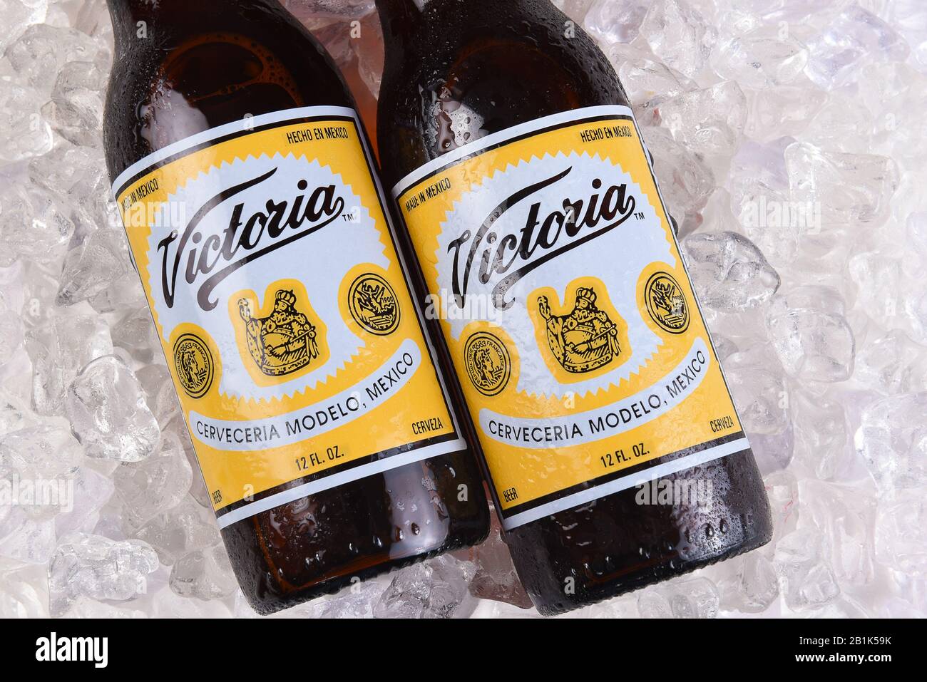 Irvine, CALIFORNIA - 21 DE MARZO de 2018: Dos botellas de cerveza Victoria  sobre hielo. La Marca