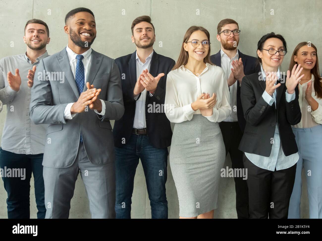 Oyentes agradecidos. Feliz equipo de negocios aplaudiendo después del seminario Foto de stock