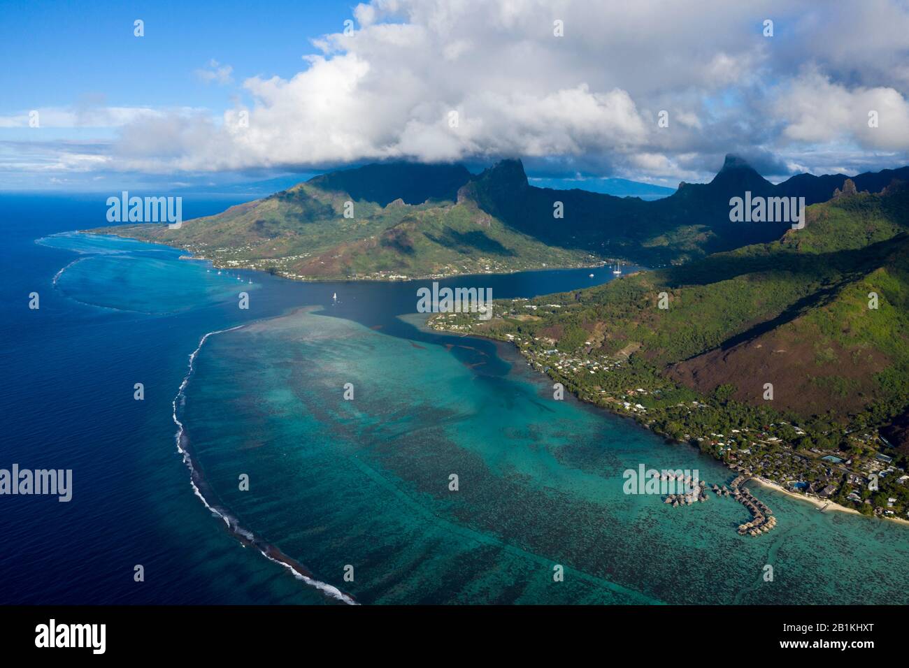 Vista Aérea De Cook'S Bay, Moorea, Polinesia Francesa Foto de stock