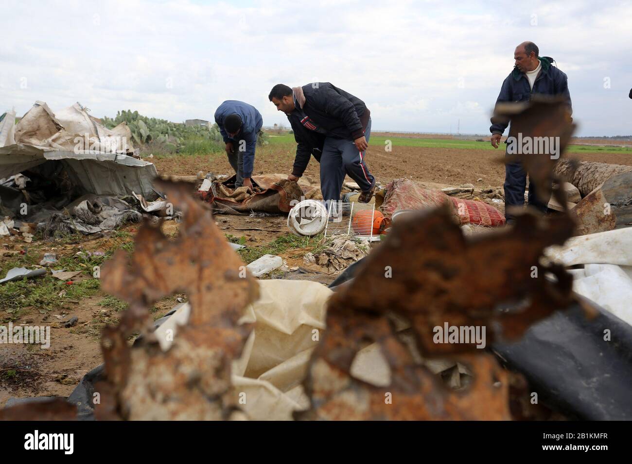 Los palestinos inspeccionan el sitio después de un ataque aéreo israelí en Khan Yunis, en la franja meridional de Gaza, el 25 de febrero de 2020. Foto De Abed Rahim Khatib Foto de stock