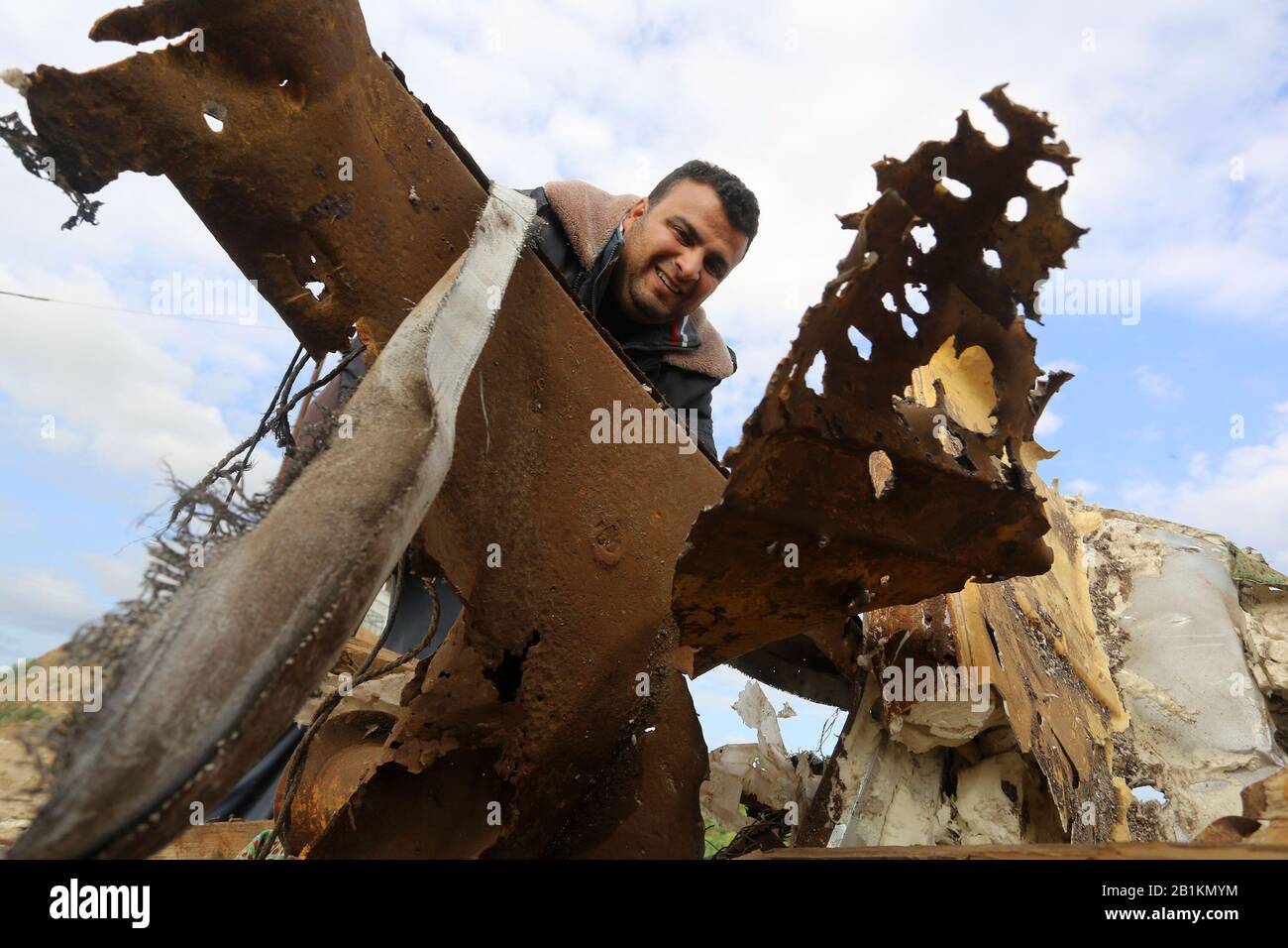 Los palestinos inspeccionan el sitio después de un ataque aéreo israelí en Khan Yunis, en la franja meridional de Gaza, el 25 de febrero de 2020. Foto De Abed Rahim Khatib Foto de stock