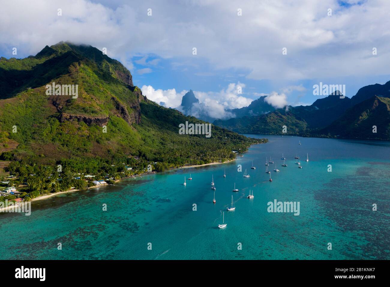 Vista Aérea De La Bahía De Opunohu, Moorea, Polinesia Francesa Foto de stock