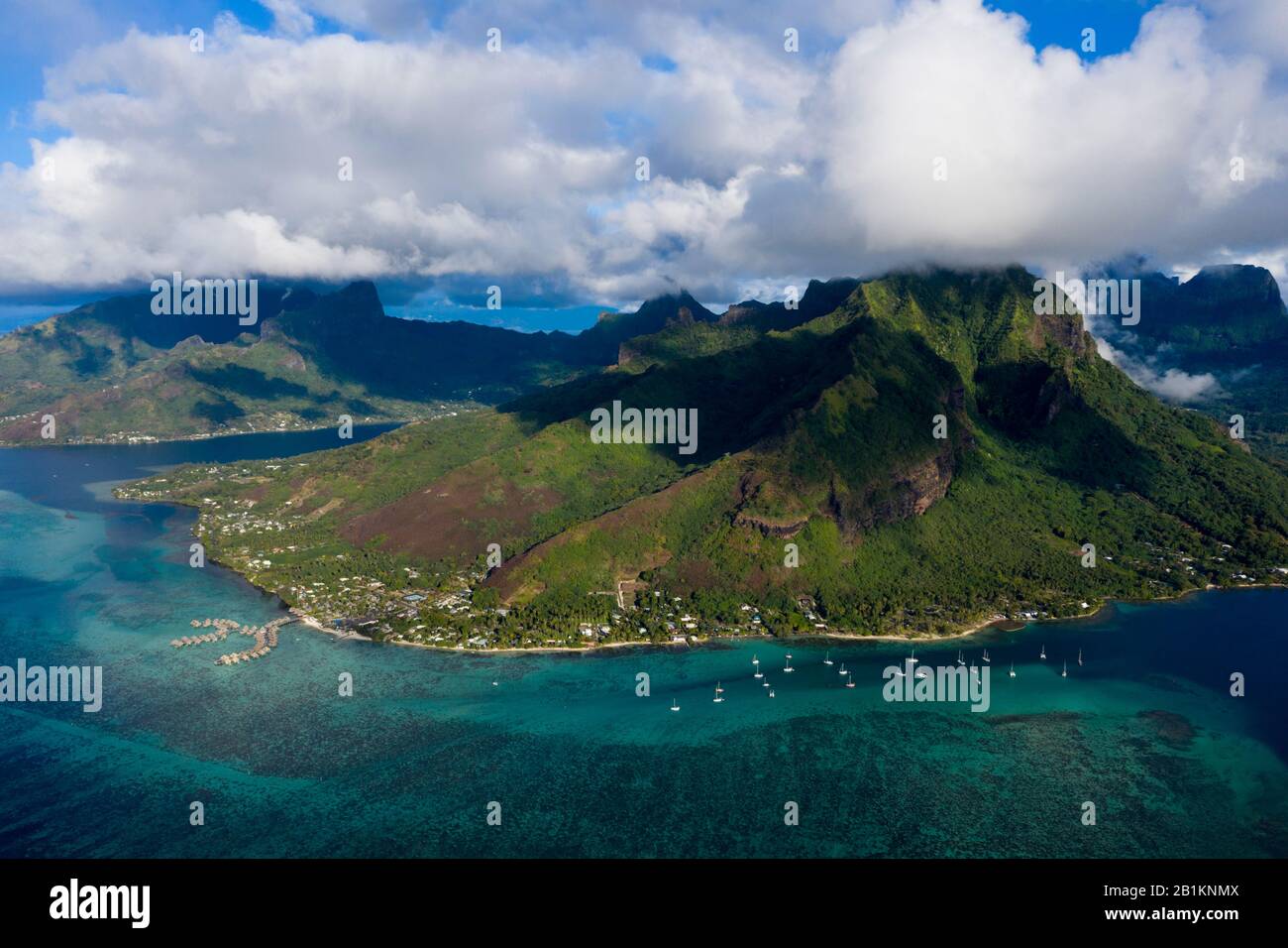 Vista Aérea De Cook'S Bay Y Opunohu Bay, Moorea, Polinesia Francesa Foto de stock
