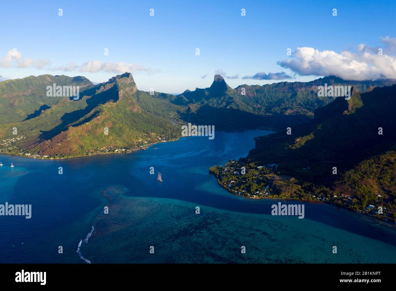 Vista Aérea De Cook'S Bay, Moorea, Polinesia Francesa Foto de stock