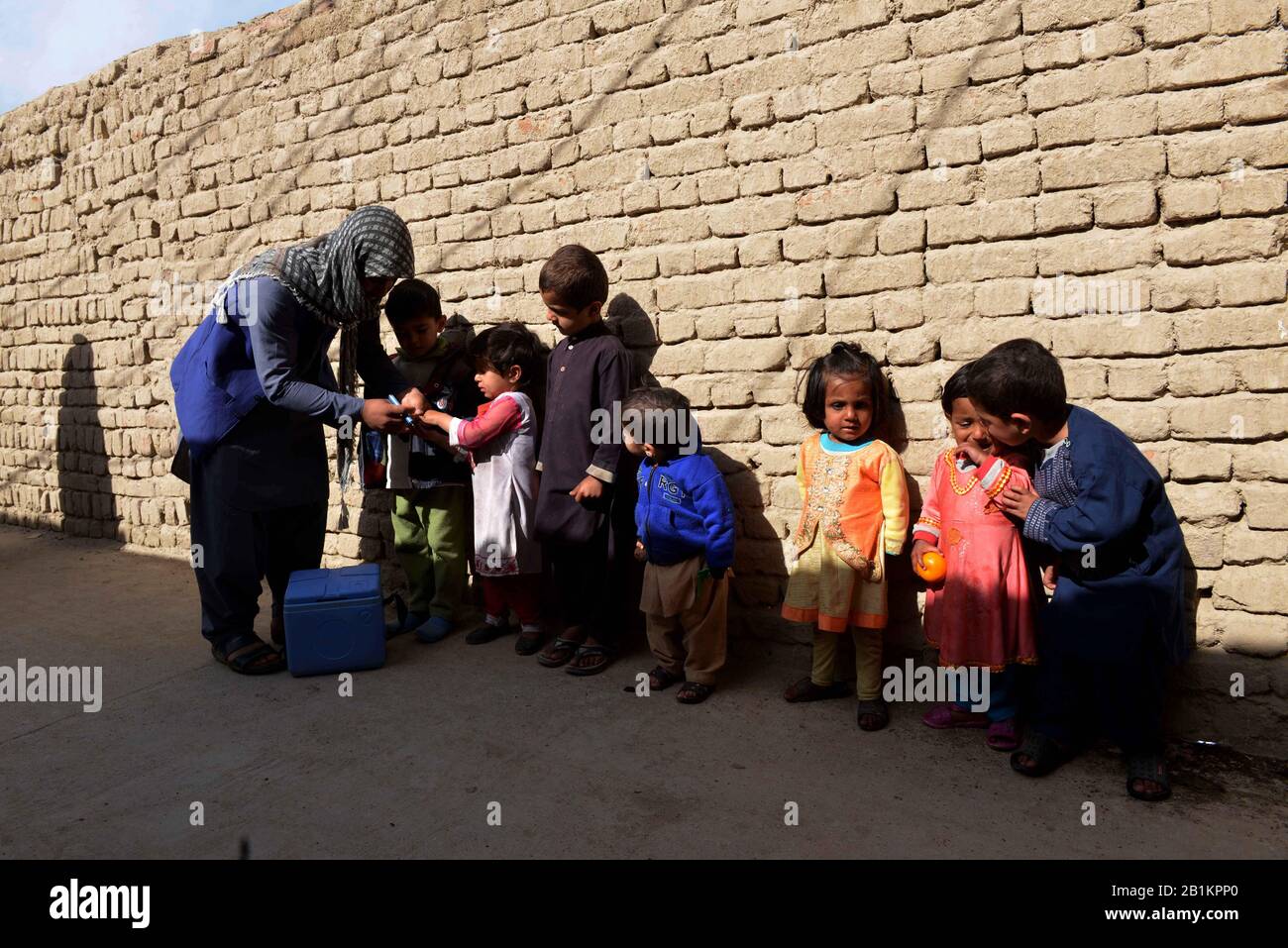 (200226) -- KANDAHAR, 26 de febrero de 2020 (Xinhua) -- un trabajador de salud se prepara para administrar la dosis de vacunación contra la poliomielitis a los niños durante una campaña de vacunación en la ciudad de Kandahar, Afganistán, 25 de febrero de 2020. El Ministerio de Salud Pública afgano lanzó una campaña de vacunación contra la poliomielitis para dar dosis de vacunación contra la inmunidad a 1.7 millones de niños menores de cinco años en las provincias meridionales, informó el martes un funcionario local. (Foto De Sanaullah Seiam/Xinhua) Foto de stock
