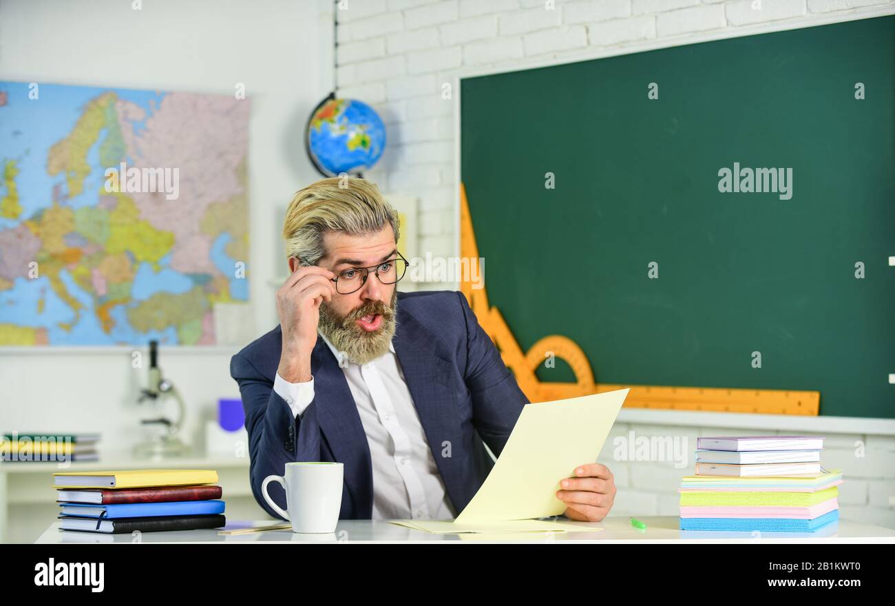 Escuela Secundaria Universitaria Maestro Explicando Teoria Preparese Para La Prueba Maestro Barbudo Hombre Pizarra Fondo Trabajo Del Maestro Profesor En El Aula El Examen Final Puede Ser Oral Escrito O Practico Fotografia