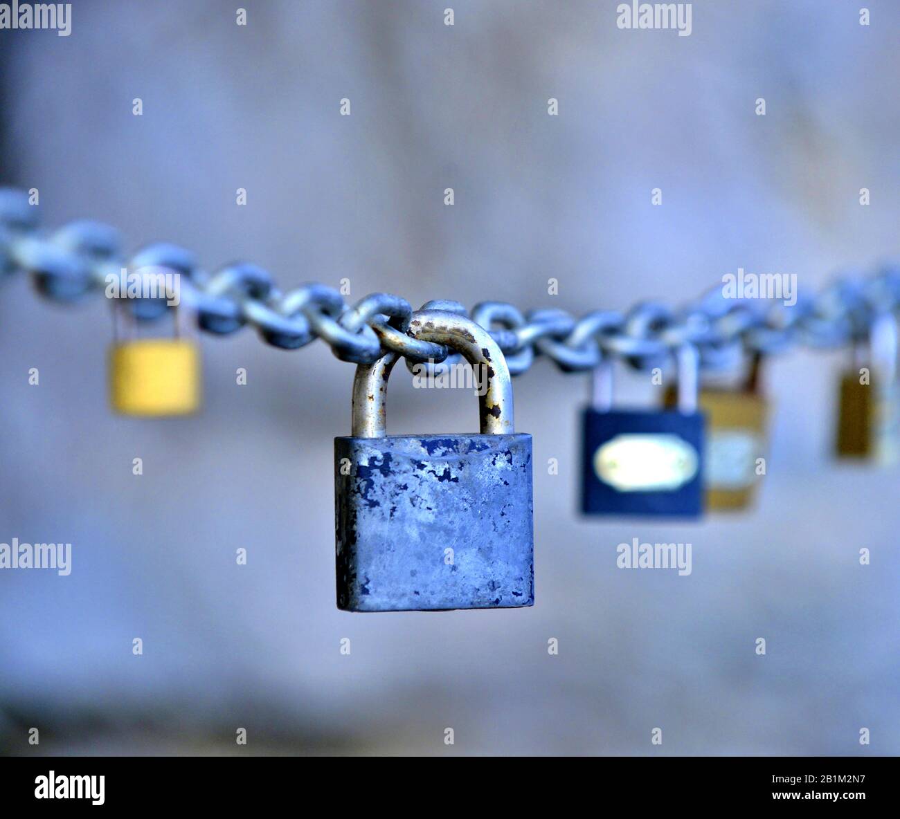candados de amor colgados en una imagen en cadena Foto de stock