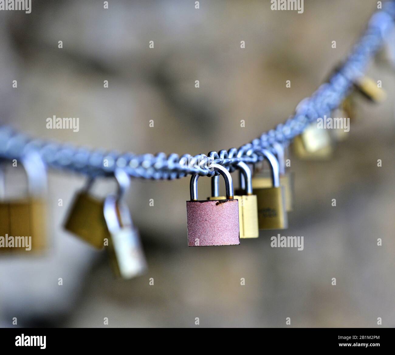 candados de amor colgados en una imagen en cadena Foto de stock