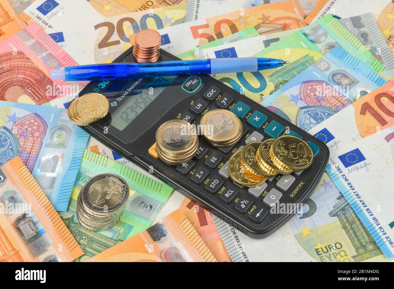 Münzgeld, Centmünzen, Euromünzen, Taschenrechner, Studiofoto Foto de stock