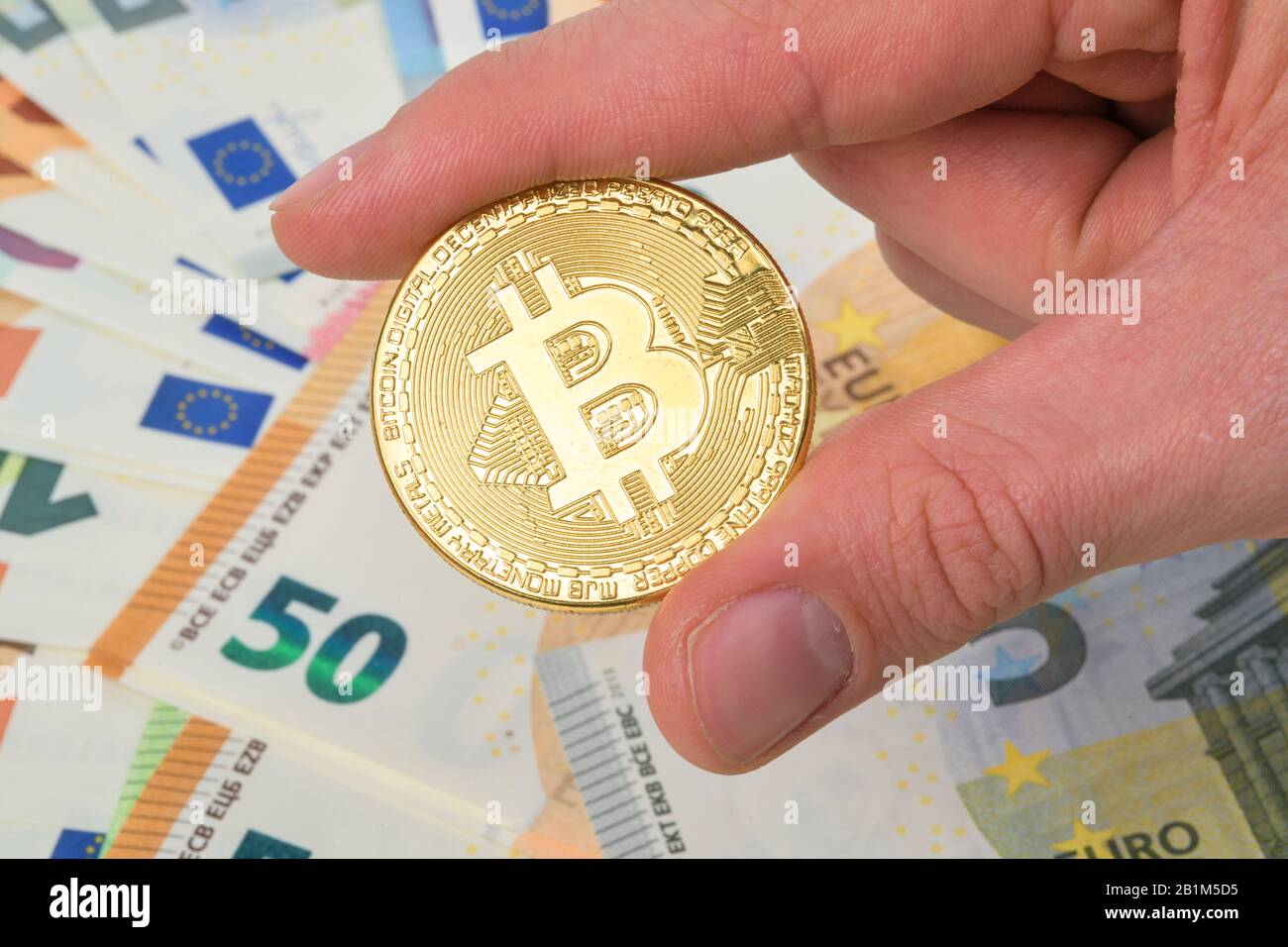 Bitcoinmünze, Euroscheine, Studioaufnahme Foto de stock