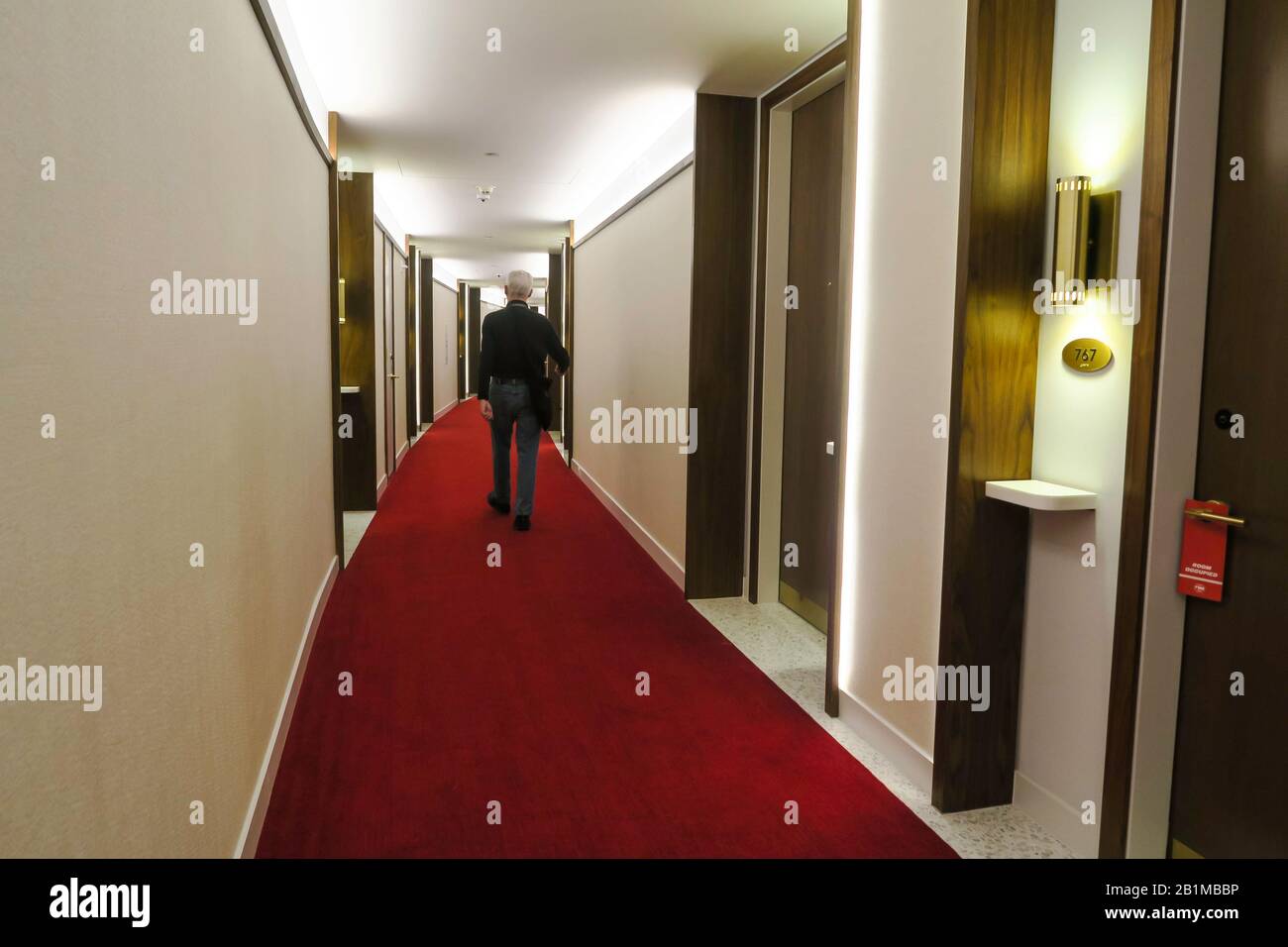 Hombre mayor en el pasillo de moqueta roja, TWA Hotel, JFK, Estados Unidos  Fotografía de stock - Alamy