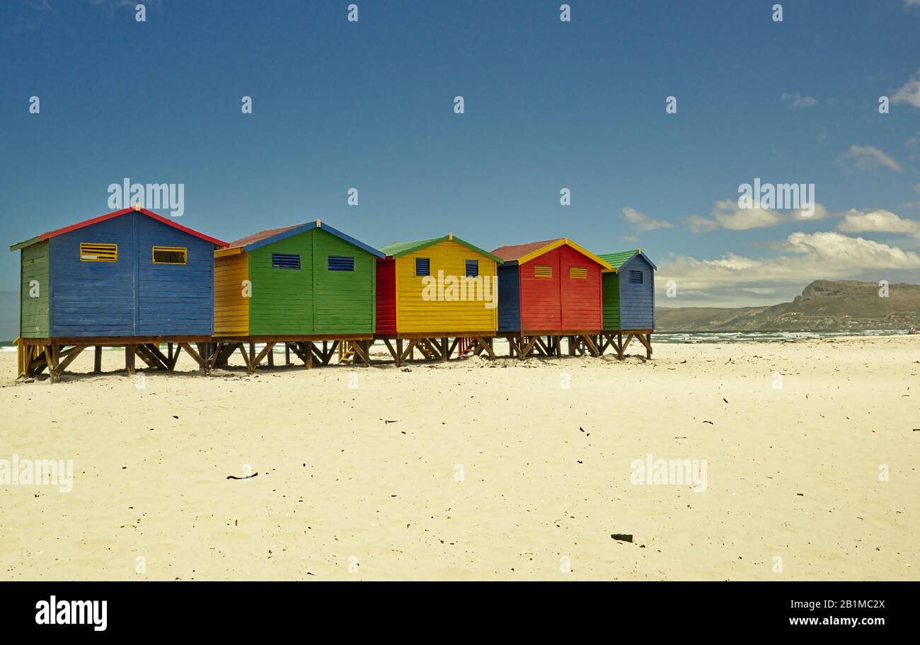 Muizenberg cabañas de color playa sobre arena blanca Foto de stock