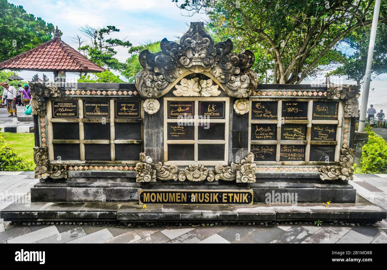 Monumento de música étnica con inscripciones de artistas internacionales en Tanah Lot, Bali, Indonesia Foto de stock