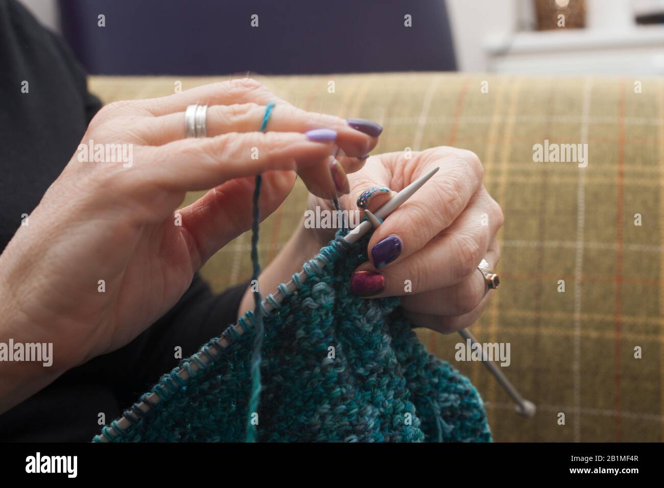 Una mujer tejiendo en casa Foto de stock