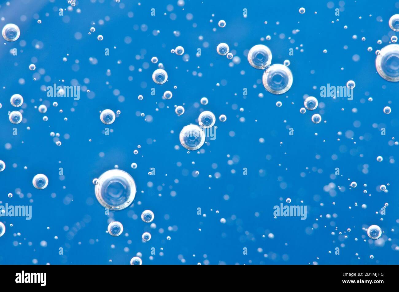 Sociología motivo manual Burbujas de oxígeno que salen hacia arriba en agua azul. Concepto  ecológico, medio ambiente, mar limpio, agua potable, publicidad de  cosméticos, líquidos de lavado Fotografía de stock - Alamy