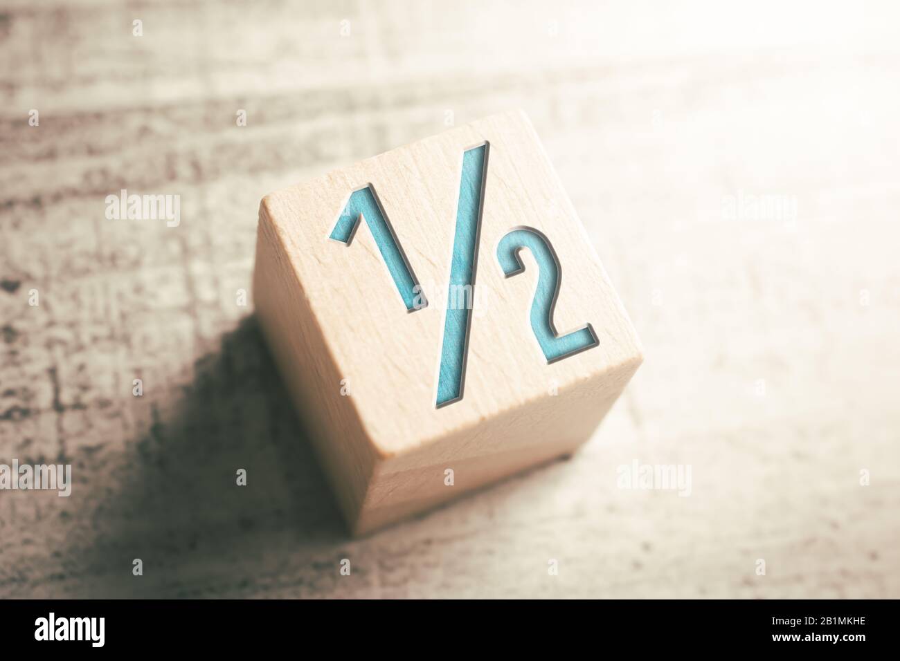 Número medio en un bloque de madera en una mesa Fotografía de stock - Alamy