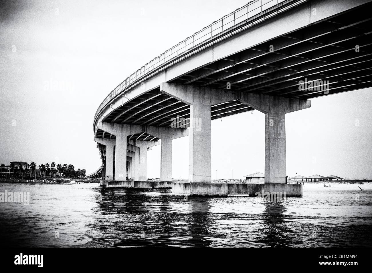 Una vista desde el agua bajo la autopista. Foto de stock