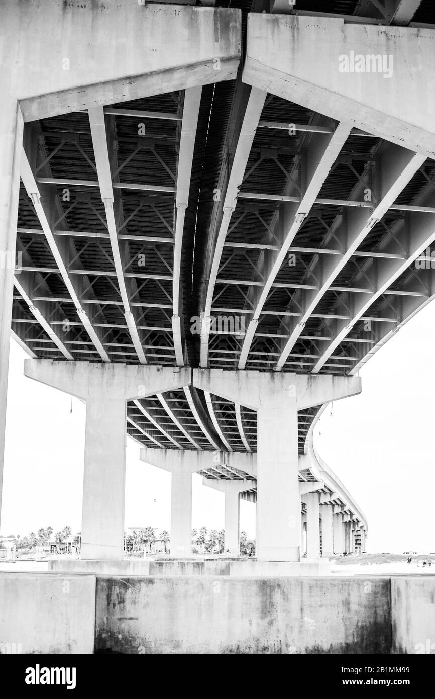 Una vista desde el agua bajo la autopista. Foto de stock