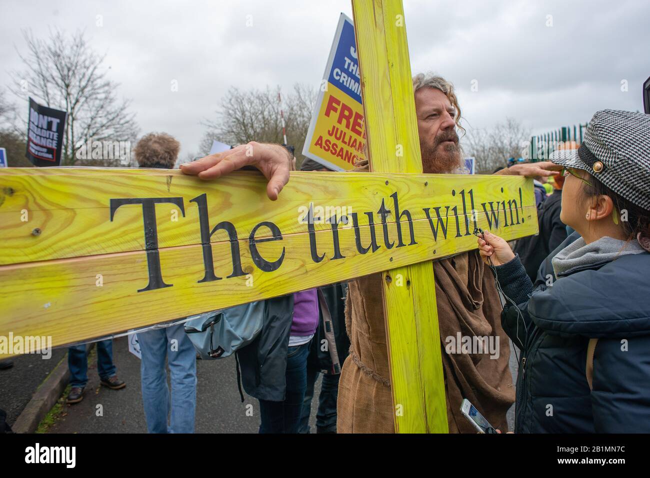 Manifestantes fuera de la prisión de Belmarsh, apoyando la Campaña libre Julian Assange el día de la audiencia de extradición del fundador de WikiLeaks a los Estados Unidos. Foto de stock