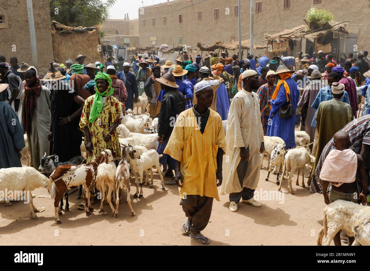 Mali, Djenne, día del mercado, Fulani o Peulh hombre con sombrero tradicional Tengaade / Markttag, Fulbe oor Fulani Mann mit Hut Foto de stock