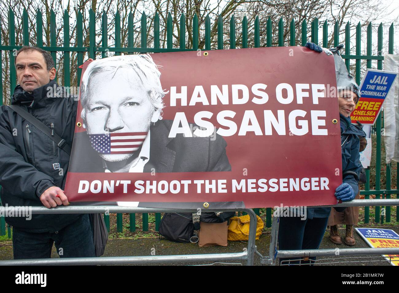 Manifestantes fuera de la prisión de Belmarsh, apoyando la Campaña libre Julian Assange el día de la audiencia de extradición del fundador de WikiLeaks a los Estados Unidos. Foto de stock