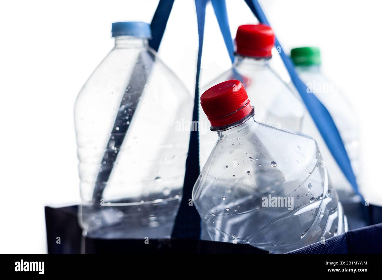 Botellas de plástico usadas en una bolsa de la compra. Listo para reciclar.  Diga no al consumo de plástico Fotografía de stock - Alamy