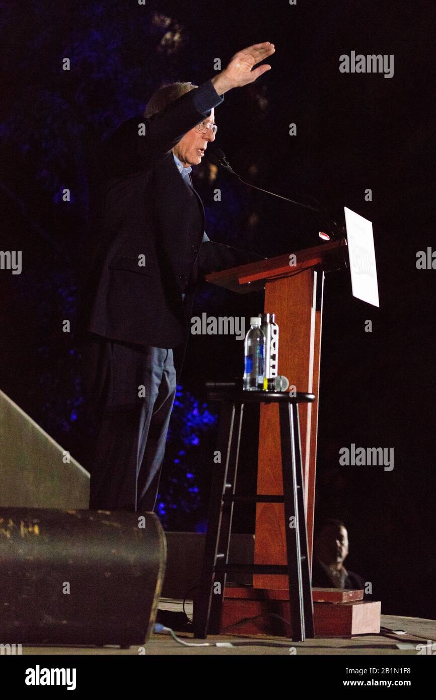 Feb 21, 2020, LAS VEGAS, NEVADA, EE.UU. - el senador demócrata Bernie Sanders habla en el mitin presidencial en Springs Preserve Ampitheater por la noche antes de Nevada Caucus, las Vegas, NV Foto de stock