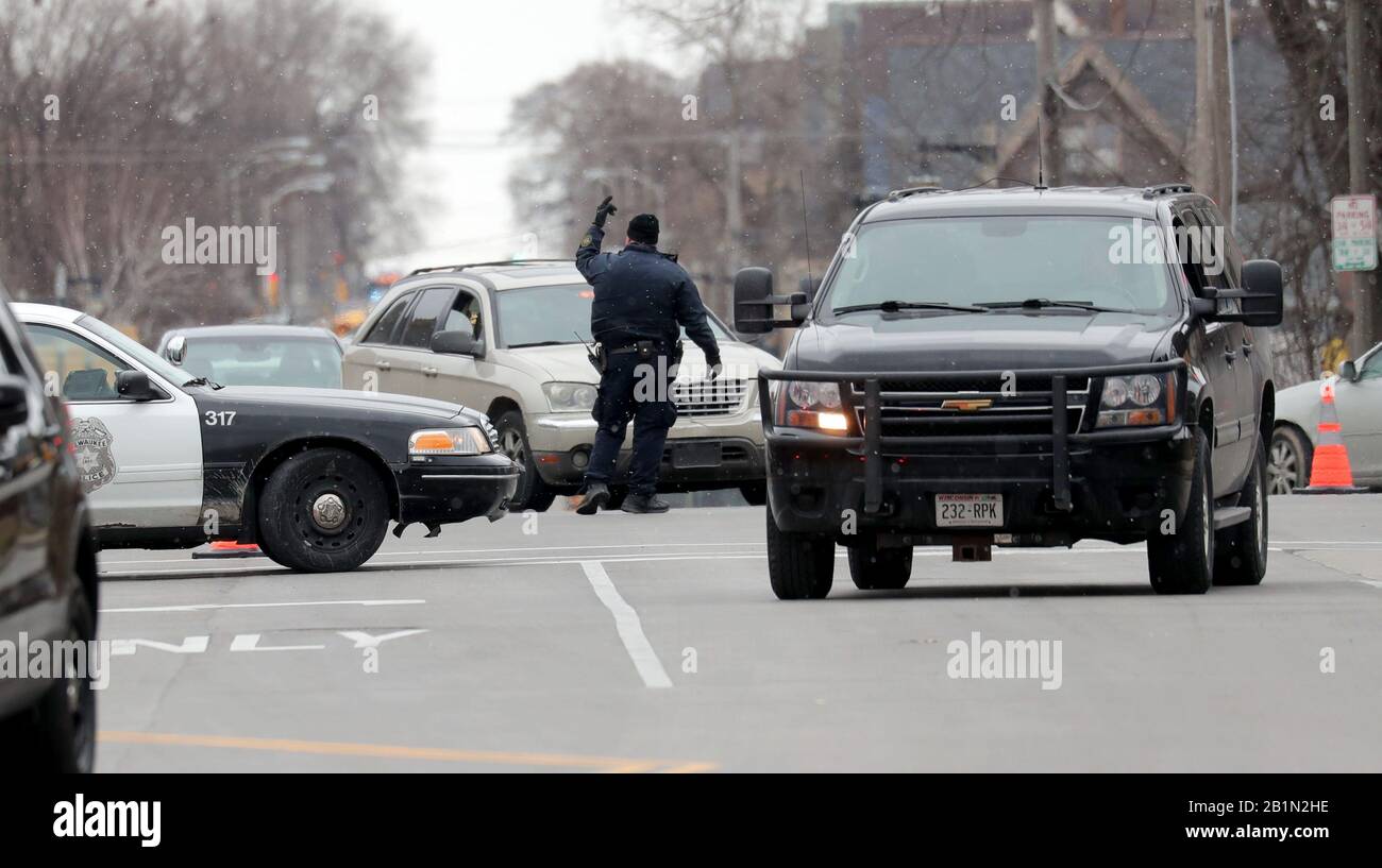 Milwaukee, Estados Unidos. 26 de febrero de 2020. La policía y los oficiales de emergencia trabajan en la escena de un shooter activo en Milwaukee, Wisconsin el 26 de febrero de 2020 en West State St. Y North 35 Street cerca de Molson Coors en Milwaukee. Crédito: Sipa Usa/Alamy Live News Foto de stock