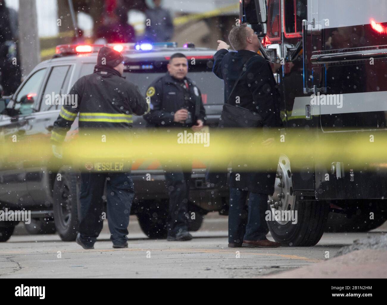 Milwaukee, Estados Unidos. 26 de febrero de 2020. La policía y los oficiales de emergencia trabajan en la escena de un shooter activo en Milwaukee, Wisconsin el 26 de febrero de 2020 en West State St. Y North 35 Street cerca de Molson Coor en Milwaukee el miércoles, 26 de febrero de 2020. Molson Coors dijo el miércoles que había un shooter activo en Milwaukee, Wisconsin el 26 de febrero de 2020 en su campus de Milwaukee y ordenó a sus empleados encontrar un lugar seguro para esconderse. La Oficina del Examinador médico del Condado de Milwaukee dijo que aún no había sido llamado a la escena, 3939 W. Highland Blvd. Crédito: Sipa Usa/Alamy Live News Foto de stock