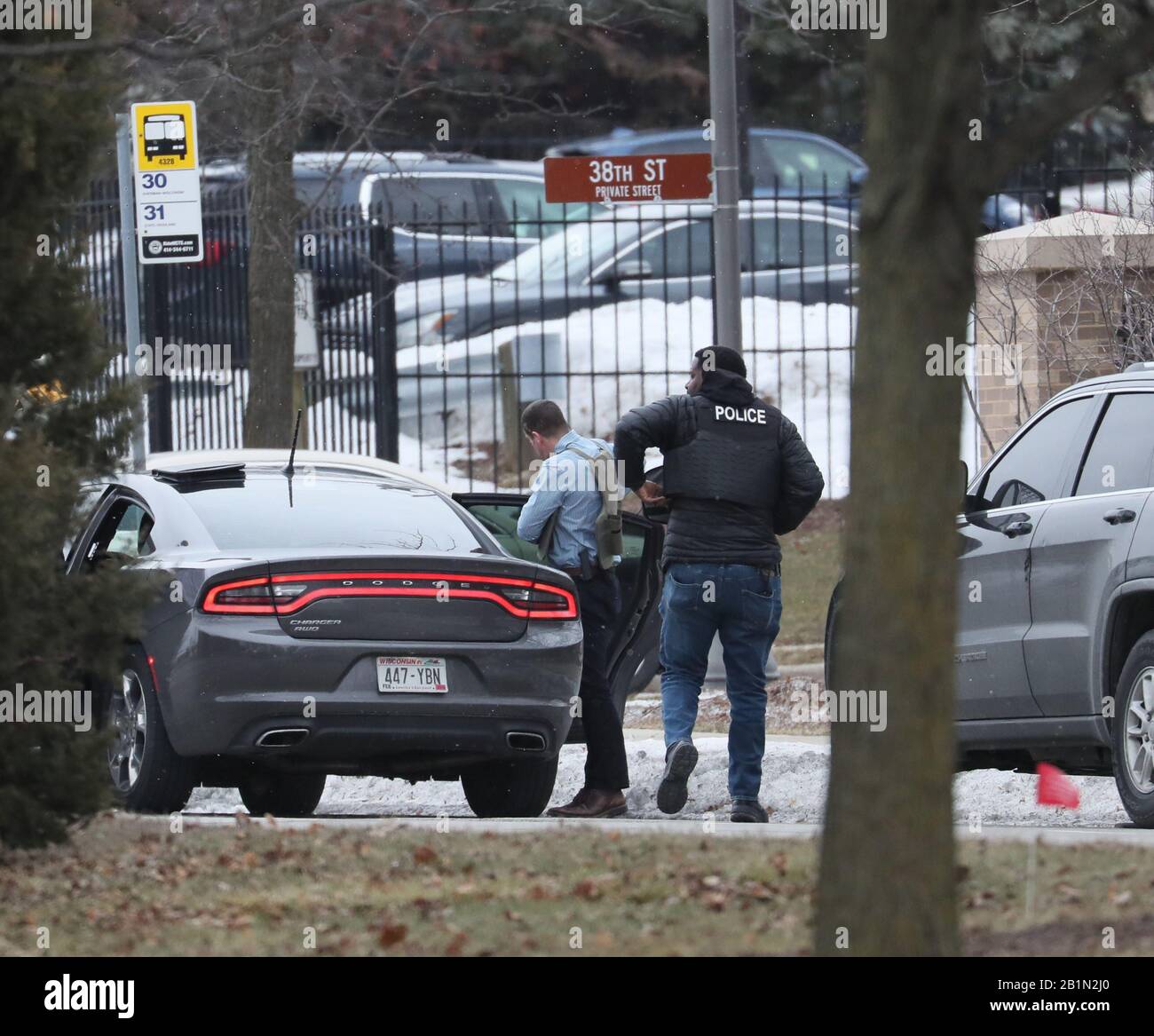 Milwaukee, Estados Unidos. 26 de febrero de 2020. La policía se equipó a la llegada en el Highland Blvd. Lado del área corporativa de Molson Coors como la policía responde al shooter activo en Milwaukee, Wisconsin el 26 de febrero de 2020. Crédito: Sipa Usa/Alamy Live News Foto de stock